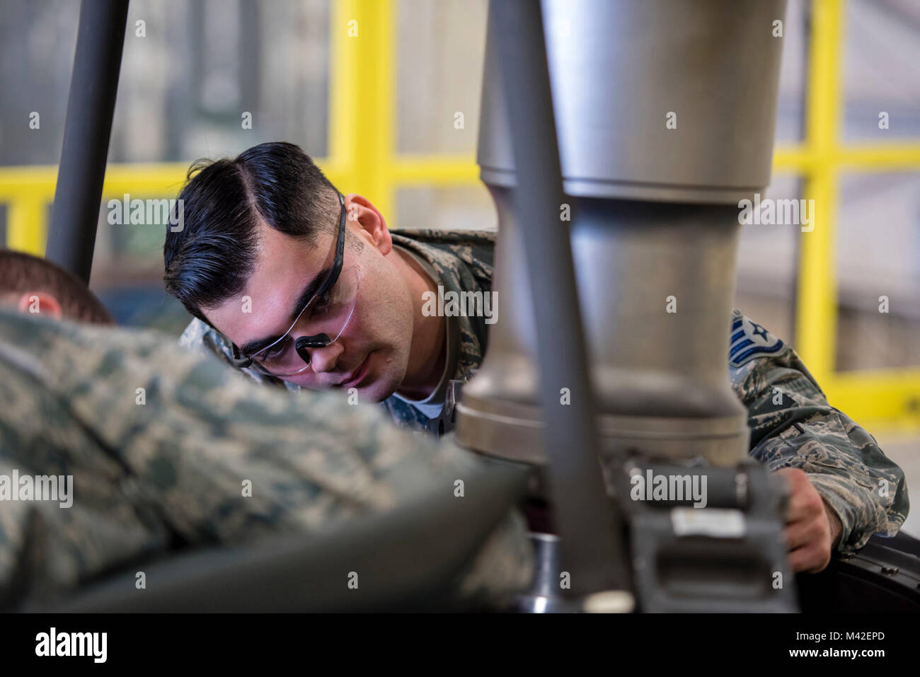 Us Air Force Staff Sgt. Paul Roberts, 33 HMU HH-60G Pavehawk Crew Chief, führen Sie einen 600-stündigen Phase Inspektion Jan. 10, 2017, bei Kadena Air Base, Japan. Während der Inspektion crewchiefs Prüfen jeder Zoll der Flugzeuge um die Wartung zu erleichtern. (U.S. Air Force Stockfoto