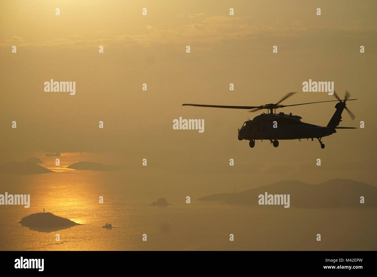 IWAKUNI, Japan (Jan. 16, 2018) U.S. Navy MH-60S Seahawk Hubschrauber, zugeordnet zu den Hubschrauber Meer Combat Squadron (HSC), 25, leitet einen Flug von ihrer Basis in Naval Air Facility Atsugi zu Marine Corps Air Station Iwakuni zu führen. Die Insel Ritter' Distanz 6, die aus der Naval Air Facility Atsugi basiert, Met mit Piloten und Bodenpersonal in der Marine Fighter Attack Squadron 121 (VMFA-121), der Pilot der F-35 B Joint Strike Fighter, Fachwissen zu schließen - Luft - Unterstützung von Verfahren und die allgemeine Interoperabilität der Flugbetrieb der Expeditionary Strike Group zu unterstützen, zu teilen. HSC-25 Stockfoto