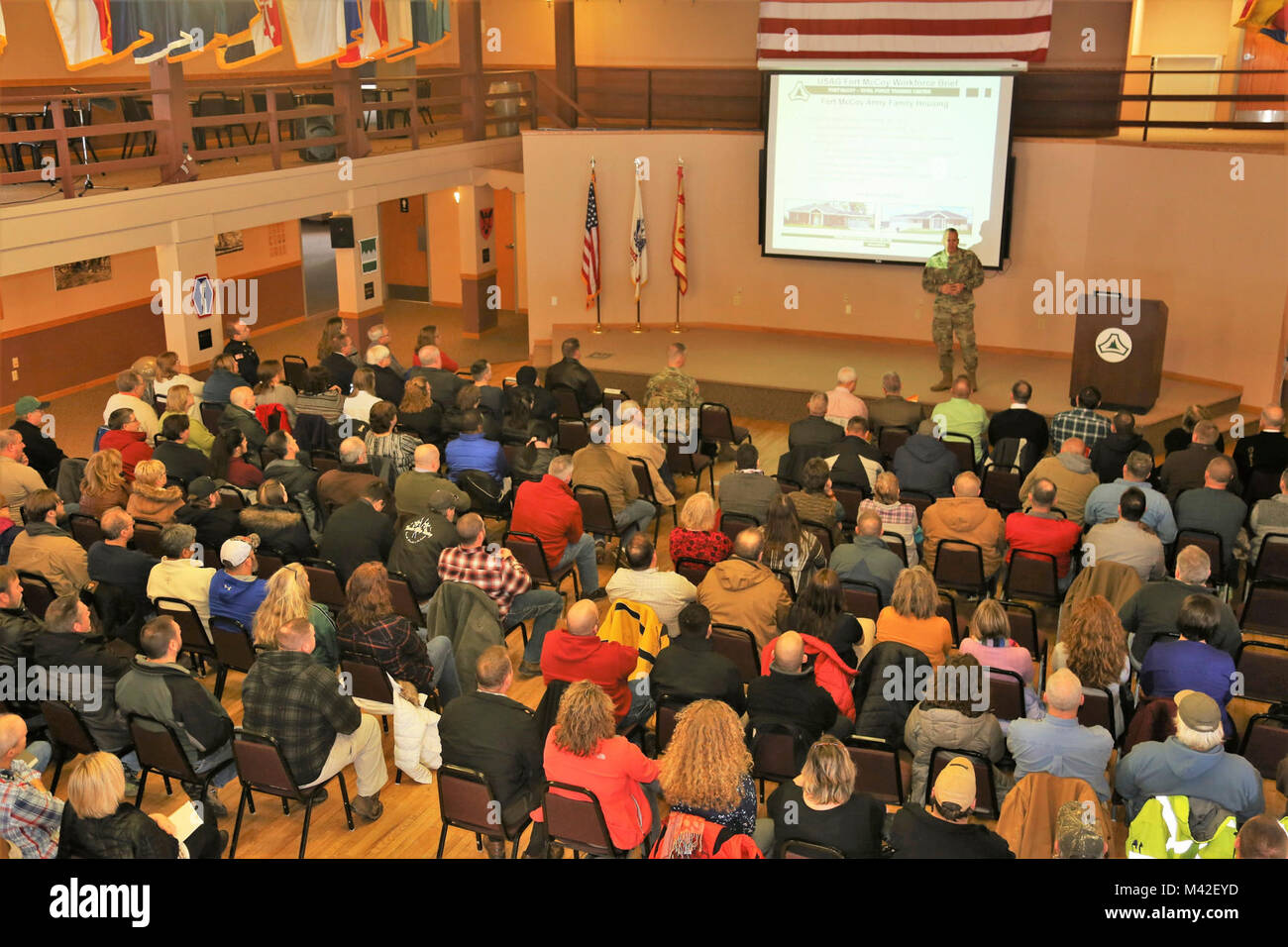 Garrison Commander Oberst David J. Pinter Sr. bietet seine jährliche Unterrichtung zum Fort McCoy Belegschaft Jan. 24, 2018, in Gebäude 905 am Fort McCoy, Wis Pinter zwei Arbeitskräfte Briefings zu den Hunderten von Fort McCoy Mitarbeiter wo er viele Pläne, Programme diskutiert werden, und zukünftigen Bemühungen bei der Installation. (U.S. Armee Stockfoto