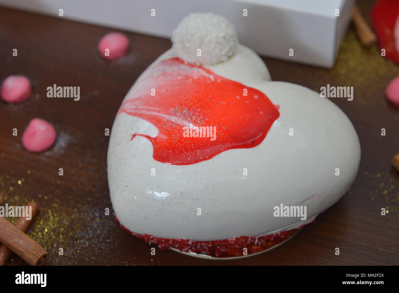 Eine weiße Kuchen in der Form eines Herzens für den Valentinstag ...