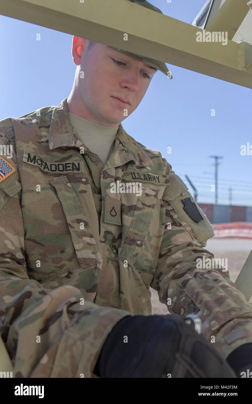 Pfc. Michael McFadden, ein radfahrzeug Mechaniker mit 28 Infanterie Division der Pennsylvania Army National Guard, arbeitet an einer Batterie bei der Einheit gipfelte Training mit der ersten Armee in Fort Hood, Texas, Jan. 29, 2018. Der 21-jährige Campground Wartung Arbeiter aus Lancaster, Penn., hat in der Army National Guard für ungefähr zwei Jahre gewesen und bevorstehende Bereitstellung des 28.-ID für den Nahen Osten wird seine erste werden. "Es ist aufregend. Es ist nervenaufreibend. Es ist das erste Mal das Land verlassen und das erste Mal, dass ich nach Hause für eine Weile verlassen; das letzte Mal war, als ich zu ging Stockfoto