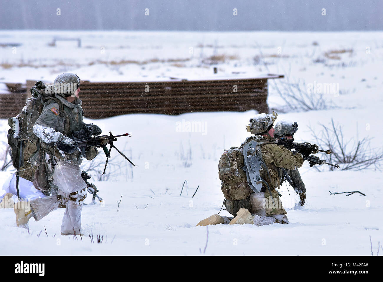 Soldaten aus B-Company, 1.BATAILLON, 5 Infanterie Regiment, 1 Stryker Brigade Combat Team, 25 Infanterie Division, reagieren auf einen Gegenangriff im Betrieb der Punchbowl, Feb 6, 2018, im-Training Strecke auf einer gemeinsamen Basis Elmendorf-Richardson. Eine Übung, die kurzfristiger Einsatz übung Arktis Schub, der Punchbowl erlaubt 1-5 Infanterie die Gelegenheit für ein Bataillon kombinierte Waffen live-fire Übung auf JBER reicht, fast 350 Kilometer von zu Hause entfernt am Fort Wainwright zu trainieren. (Armee Stockfoto