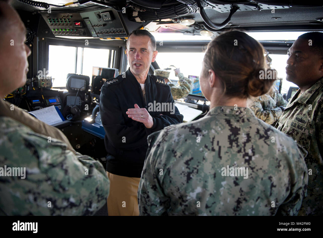 SAN DIEGO (Feb. 7, 2018) Chef der Naval Operations (CNO) Adm. John Richardson erhält eine Demonstration der Fähigkeiten eines Mark VI patrol Boot von der Küste Riverine Squadron (CRS) 3. CRS-3, Teil der Küstengebiete Riverine Group (CRG) (1), stellt eine Kernkompetenz benannten hohen Wert auf der gesamten Grün und Blau - Wasser Umwelt und bietet einsetzbaren adaptive Kraft Pakete in integrierten, gemeinsamen und kombinierte Theater der Operationen weltweit verteidigen. (U.S. Marine Stockfoto