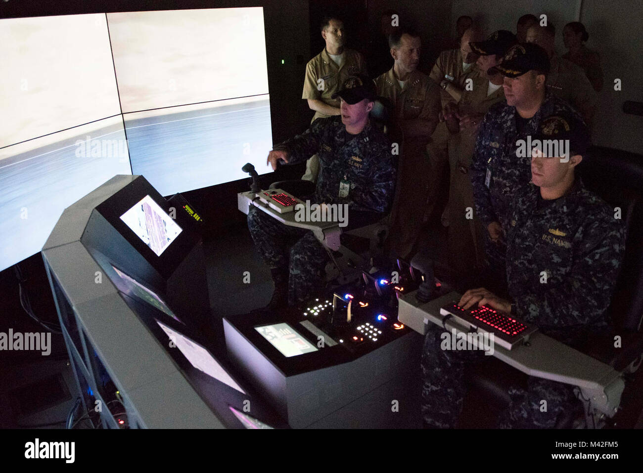 SAN DIEGO (Feb. 7, 2018) Chef der Naval Operations (CNO) Adm. John Richardson Touren dem Littoral Combat Ship Training Facility (LTF) am Naval Base San Diego (NBSD). Die LTF ist die Heimat von drei Unabhängigkeit Variante Integrated Tactical Trainer (ITT). Das ITT-besteht aus einer High-fidelity full mission Brücke, eine Brücke Flügel Trainer, ein voll funktionsfähiges Kampfsystem Trainer, und eine Mission Paket Trainer. (U.S. Marine Stockfoto