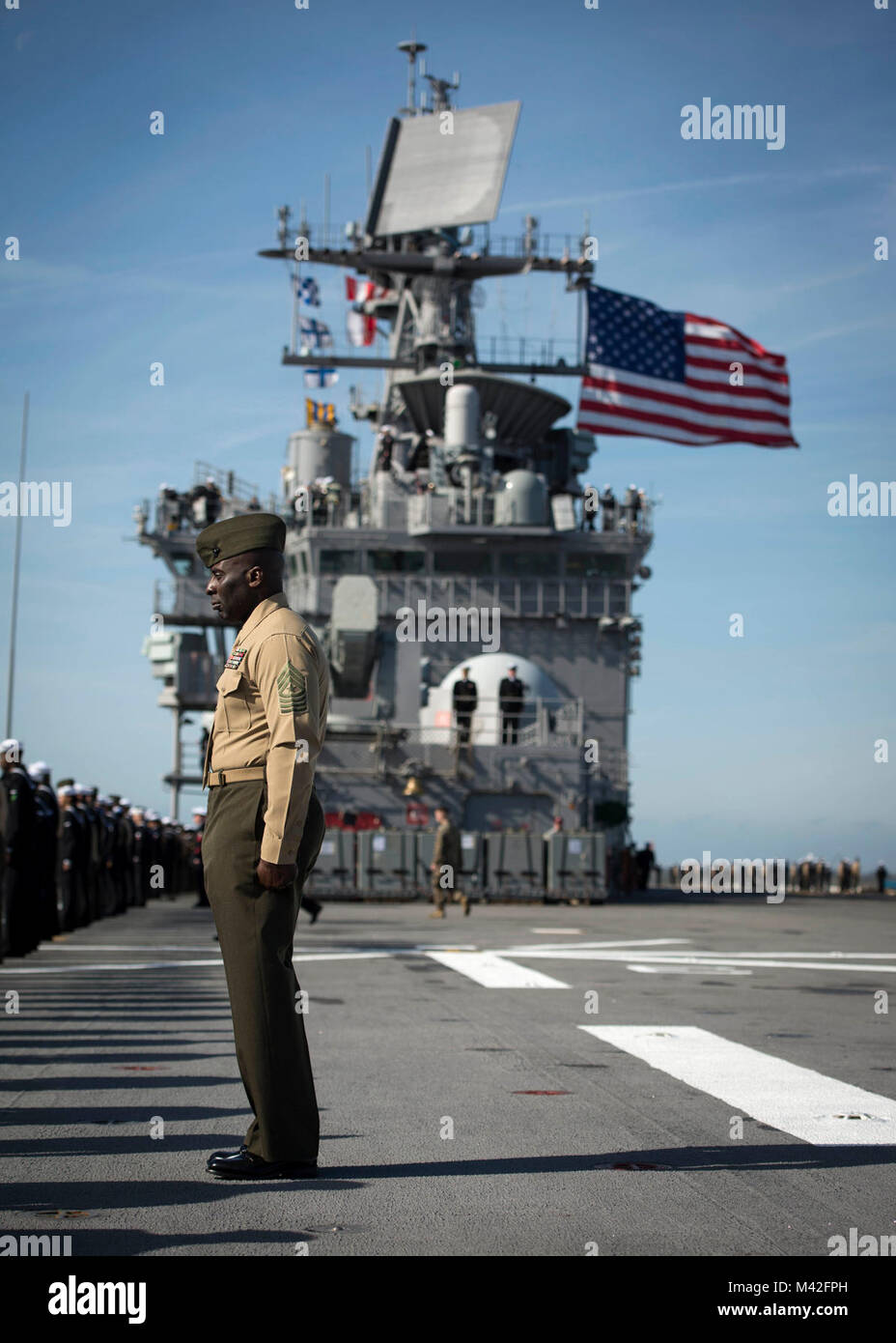 MAYPORT, Fla (Feb. 7, 2018) Sgt. Maj. Jeffrey Young steht bei Beachtung wie die Amphibious Assault ship USS Iwo Jima (LHD7) fährt Naval Station Mayport für eine Bereitstellung zur Unterstützung der Maritime Security Operations und Theater Sicherheit Zusammenarbeit in Europa und im Nahen Osten. Die Iwo Jima Amphibious Ready Gruppe begibt sich die 26 Marine Expeditionary Unit und umfasst die Iwo Jima, die amphibious Transport dock Schiff USS New York (LPD-21), das Dock Landung Schiff USS Oak Hill (LSD 51), Flotte Op-Team 8, Hubschrauber Meer Combat Squadron 28, Tactical Air Control Squadron 22, Komponenten von N Stockfoto