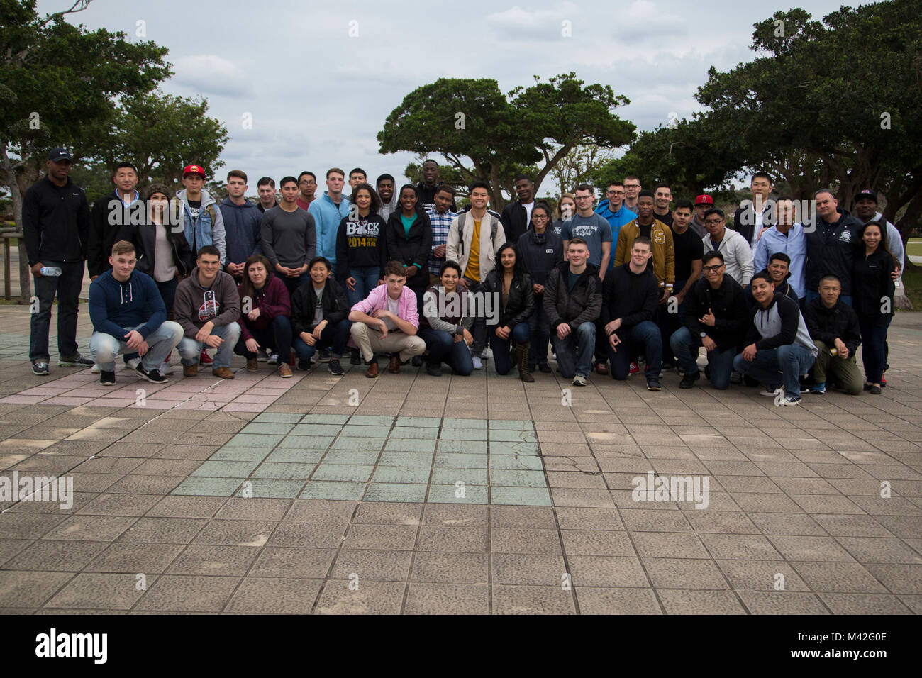 CAMP FOSTER, Okinawa, Japan - Corporal der Kurs 538-18 und ihre Ausbilder posieren für ein Foto nach einem Marine Corps Gemeinschaft Schlacht Dienstleistungen Websites tour 8. Februar am Frieden Gebet Park in Itoman, Okinawa, Japan. Der Corporal Kurs ging durch diese Tour ein größeres Verständnis für die noncommissioned officer Marines, Flieger und Japan Masse Verteidigung-kraft-Mitglieder über das, was hier geschah auf Okinawa im Zweiten Weltkrieg zu bringen und wie diese Arbeitsgänge Auswirkungen Ihre aktuelle Mission hier in der Indo-Asia Pacific Region. (U.S Marine Stockfoto