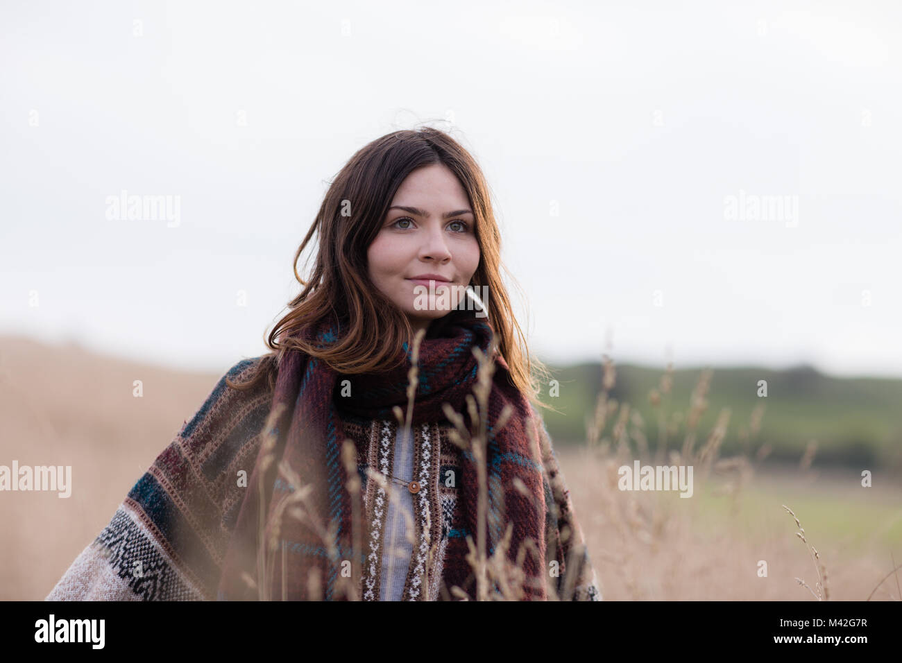 Junge erwachsene Frau im Freien geniessen im Herbst Stockfoto