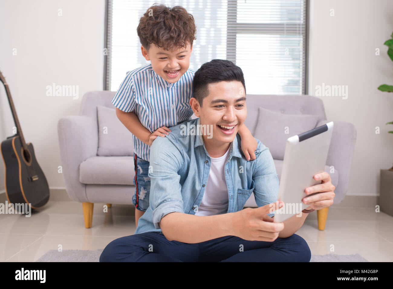 Papa und Sohn Surfen auf digitale Tablet zu Hause Stockfoto