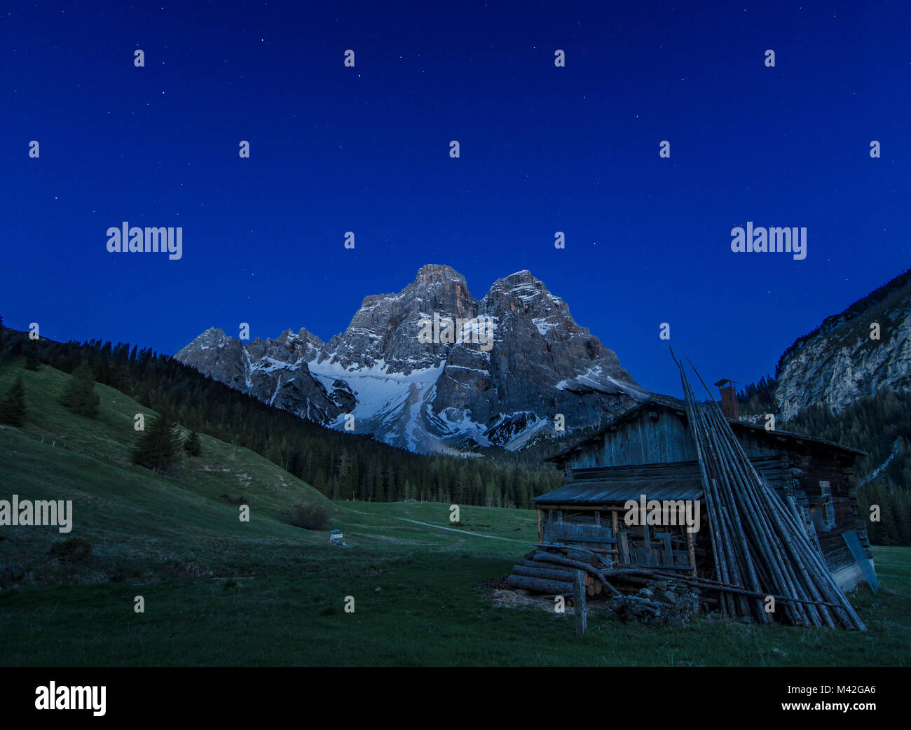 Selva di Cadore, Veneto, Cadore, Belluno, Dolomites, Italy. Pelmo and Blue hour Stockfoto