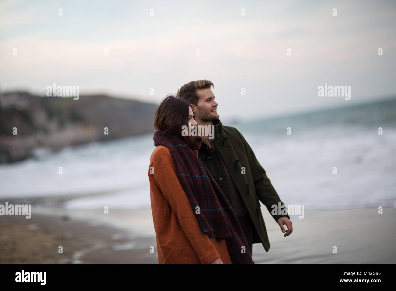 Junge Erwachsene Paar am Strand Stockfoto