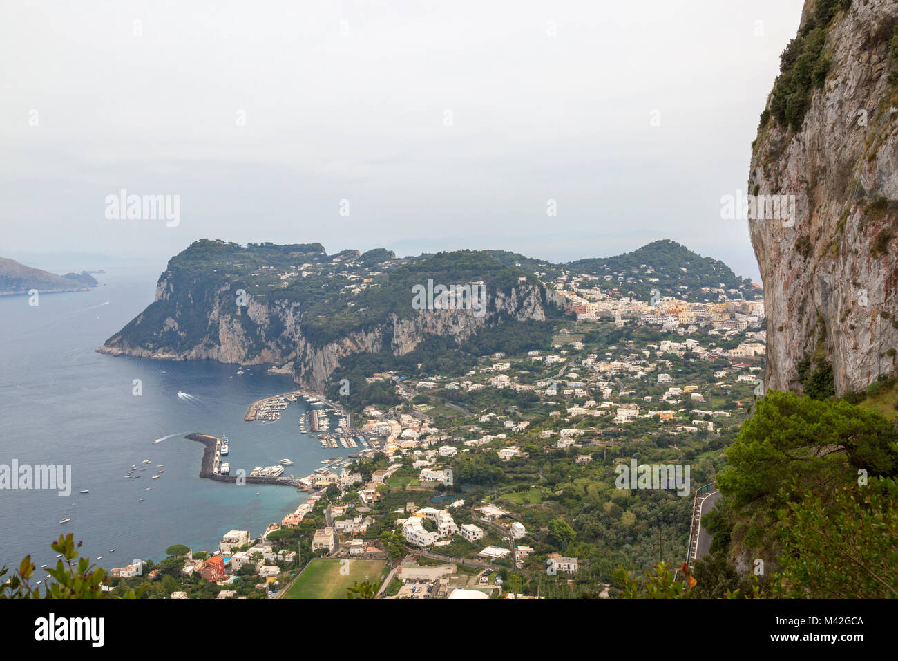 Ansicht von oben Capri, in Ana Capri, wo die Halbinsel von Sorrent auf die Bucht von Neapel sichtbar. Stockfoto
