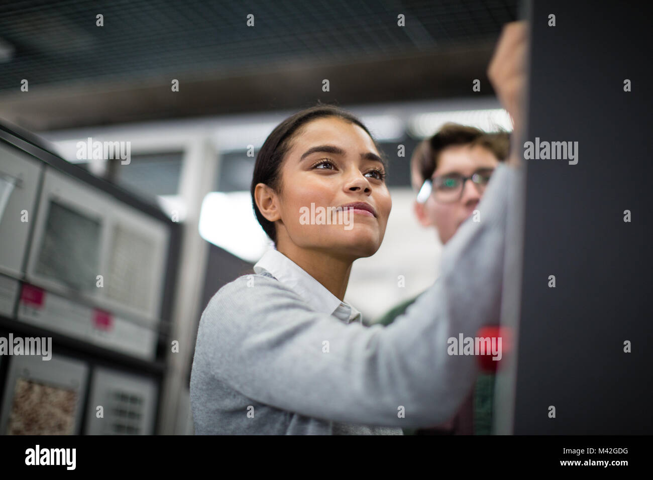 Studenten pinning up-Projekt Stockfoto