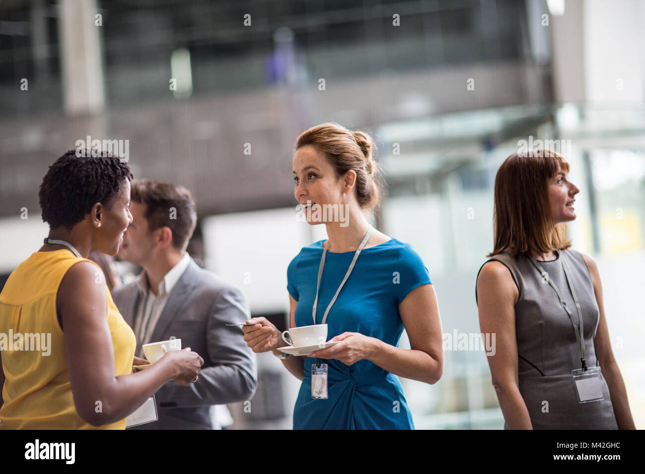 Weibliche Führungskräfte treffen an einem Networking Event Stockfoto