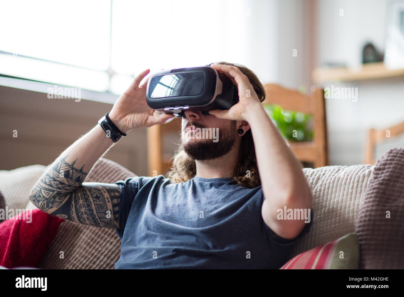 Jungen männlichen Erwachsenen mit VR-Headset Stockfoto