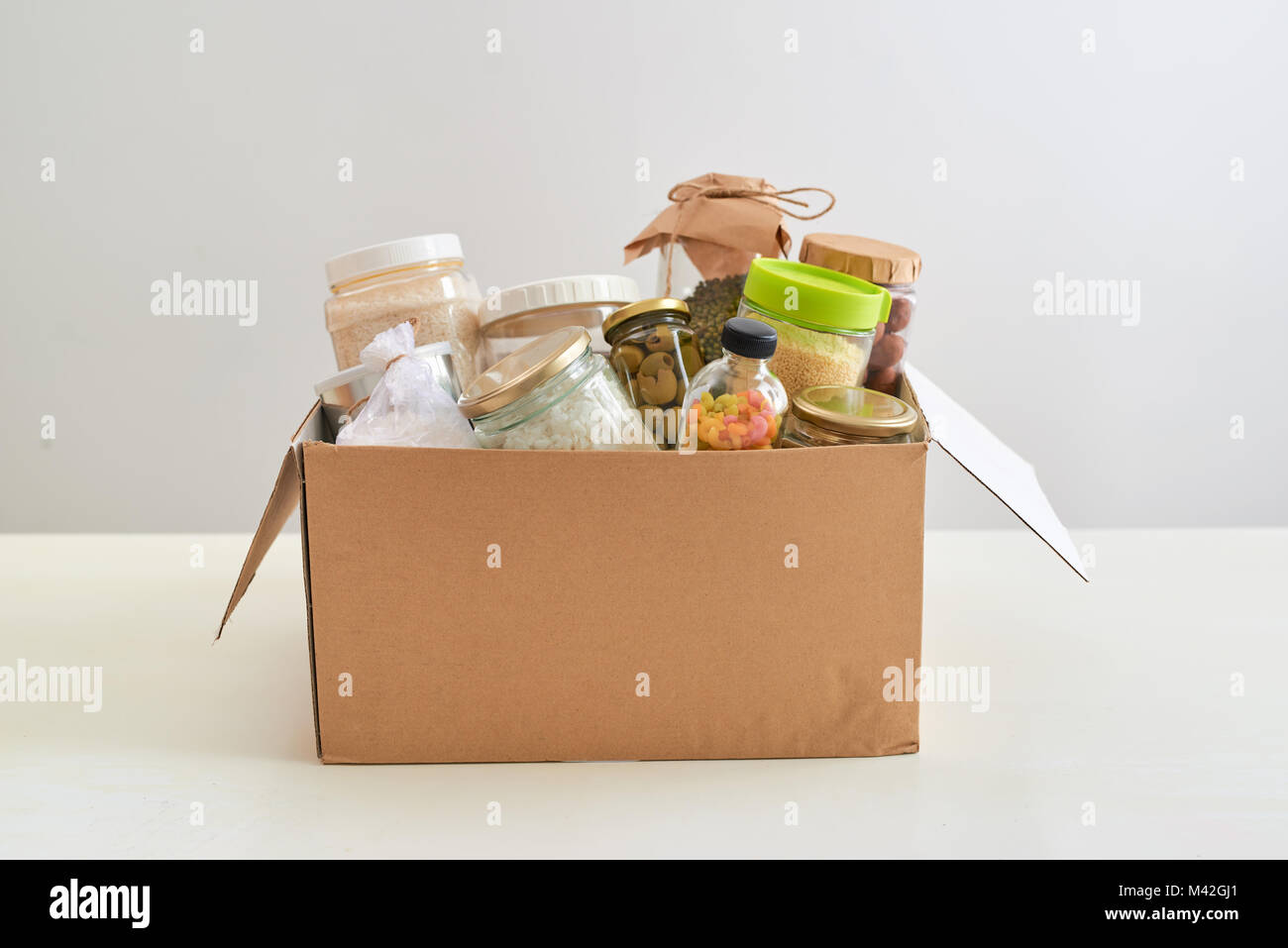 Essen in eine Spende für die Armen. Stockfoto