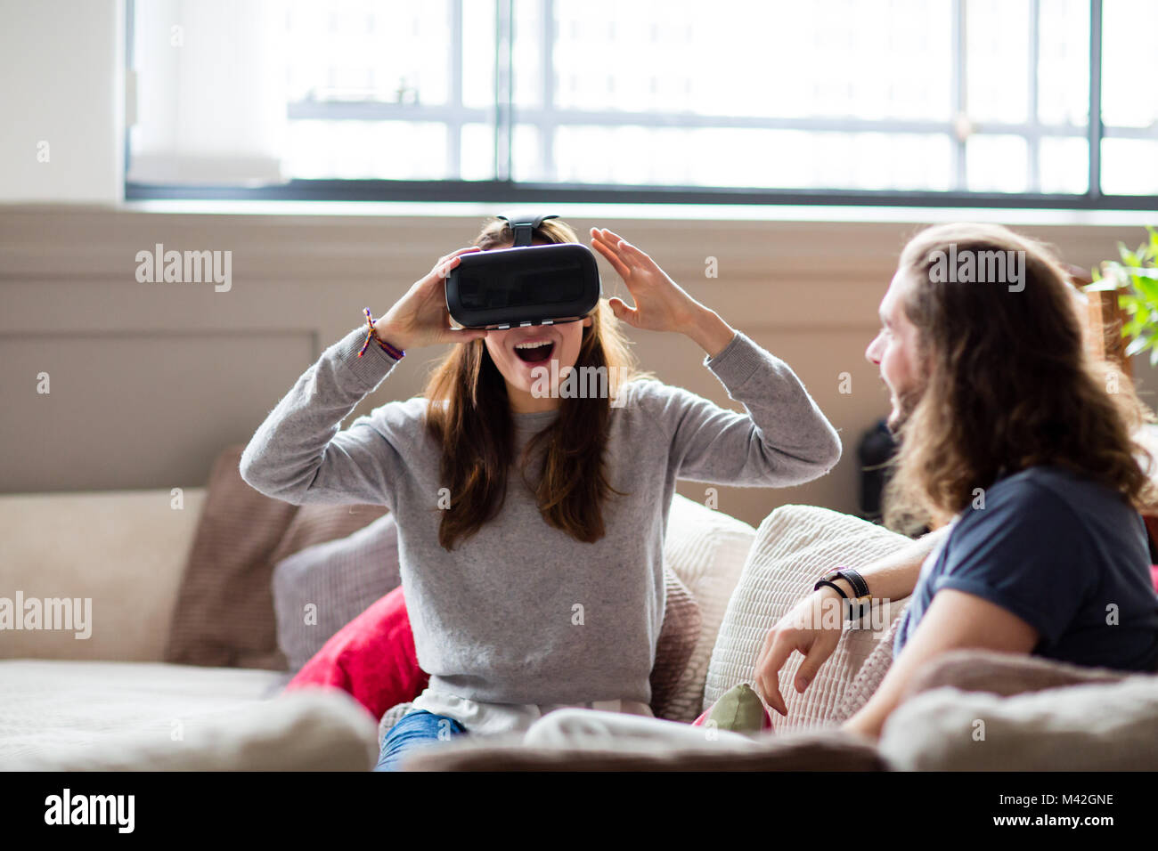Junge erwachsene Frau mit VR-Headset Stockfoto