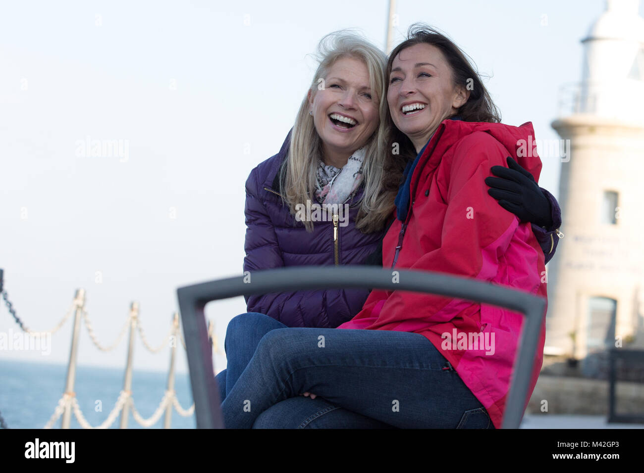 Reife weibliche Freunde im Freien genießen im Winter Stockfoto