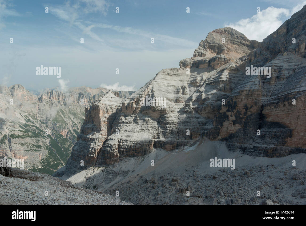 Die Schichten von Felsen, die die Berge von Tofana Di Dentro und Punta Nemesis mit ihrem Geröll an der Basis bilden. Dolomiten, Venetien, Italien Stockfoto