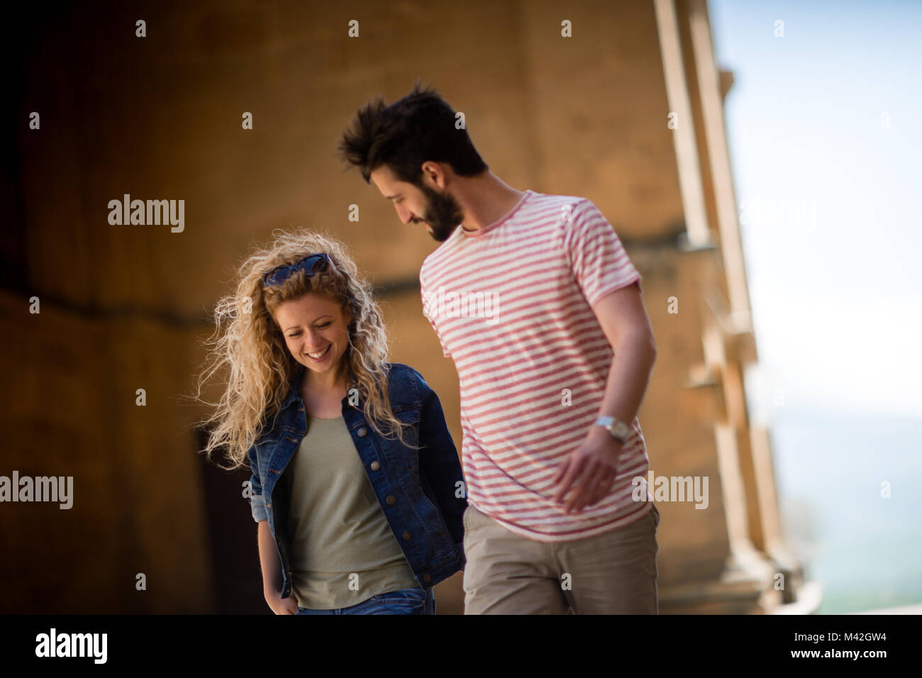Junges Paar zu Fuß die Straße runter im Urlaub Stockfoto
