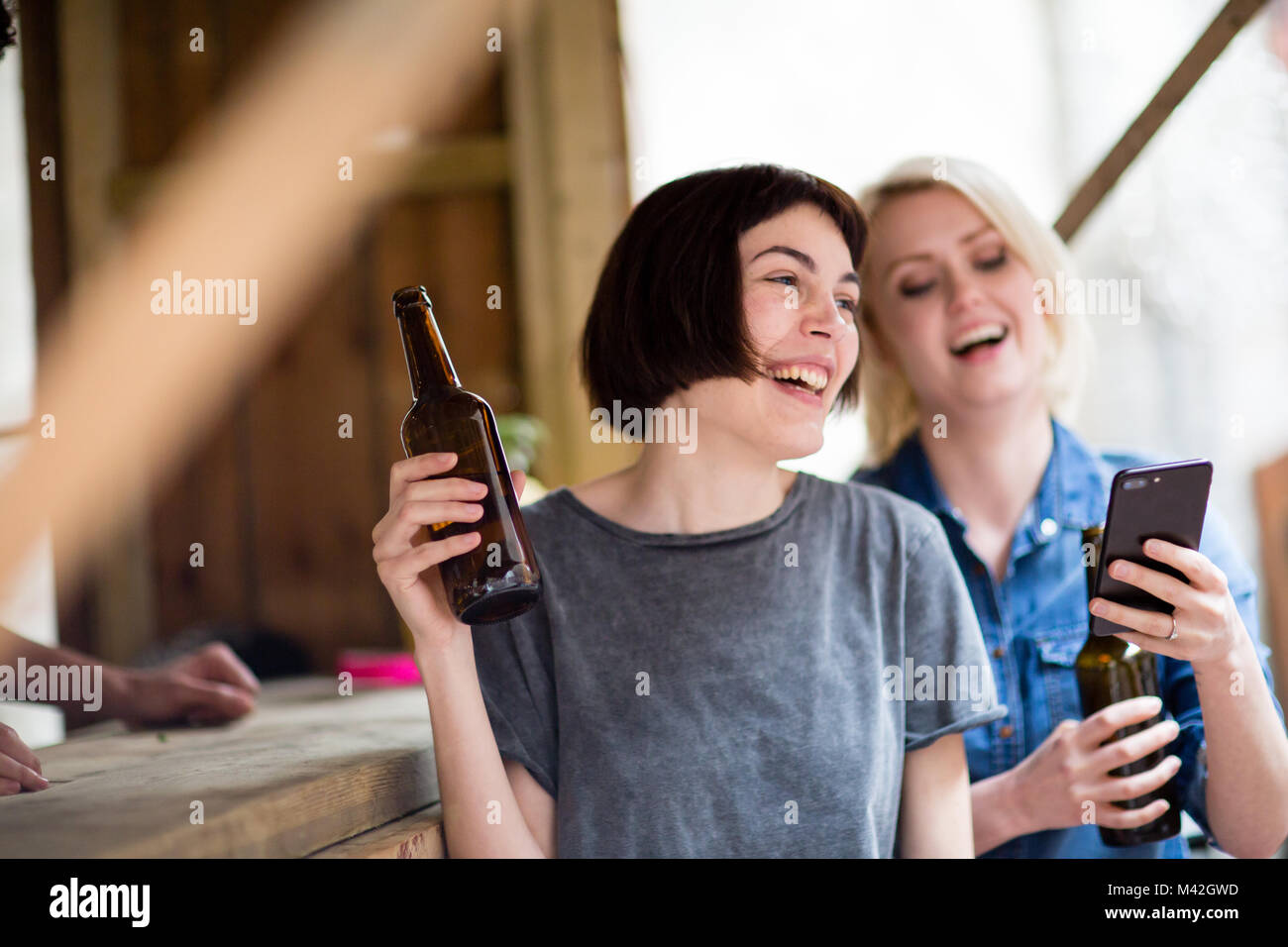 Zwei Freunde, die an einem Street Food Bar Bier trinken. Stockfoto