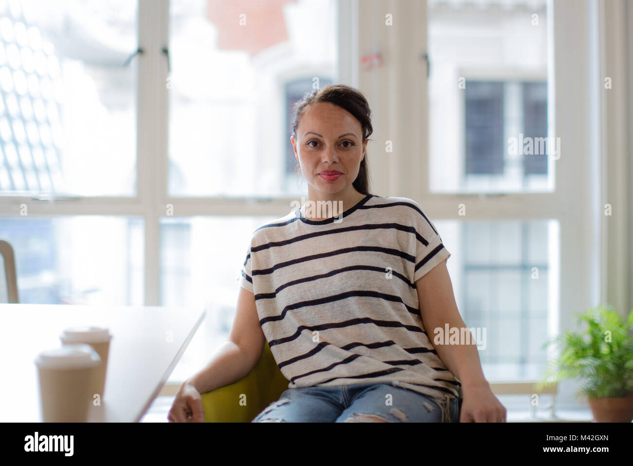 Portrait der weiblichen afrikanischen amerikanischen Unternehmer in einen modernen Arbeitsplatz Stockfoto