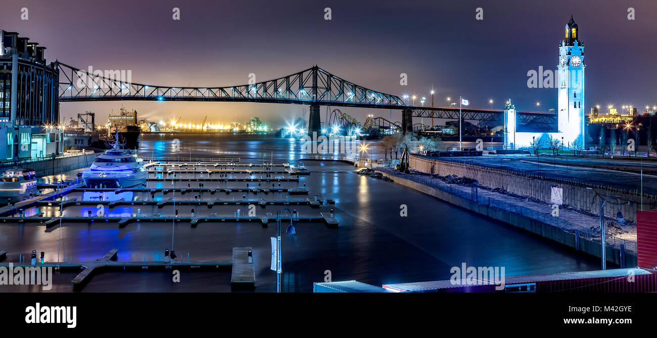 Quai de l'Horloge, Horloge, Kai, bei Nacht mit dem Jacques Cartier Brücke über den St. Lawrence River in Montreal, Quebec, Kanada. Stockfoto