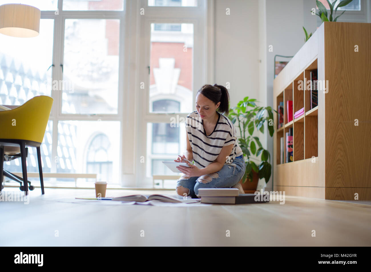 Weibliche Designer arbeiten an Ideen mit digitalen Tablet und Schreibarbeit im Bürobereich Stockfoto