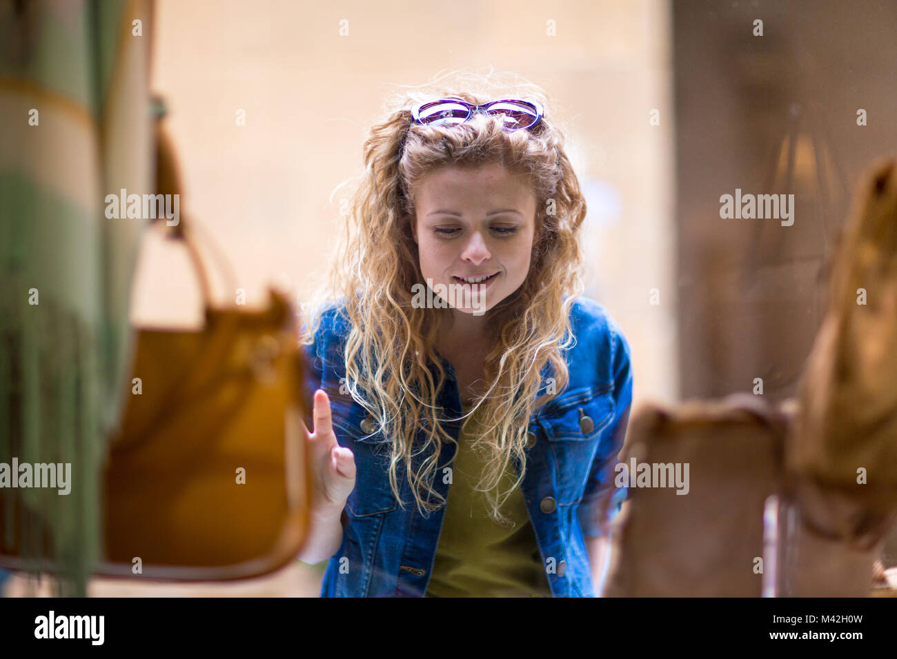 Junge weibliche Window Shopping Stockfoto