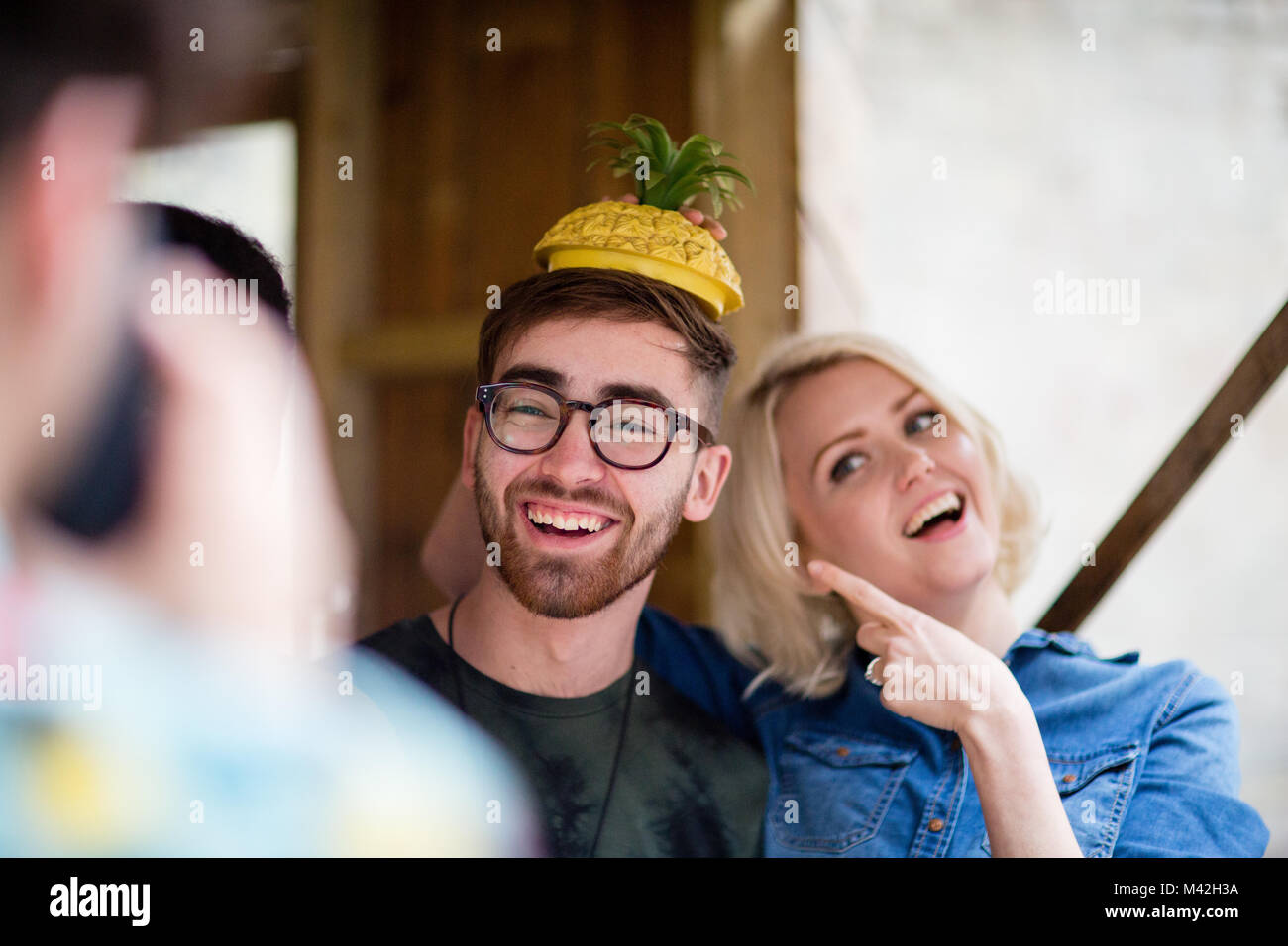 Junge erwachsene Frau um mucking mit einem Freund Stockfoto