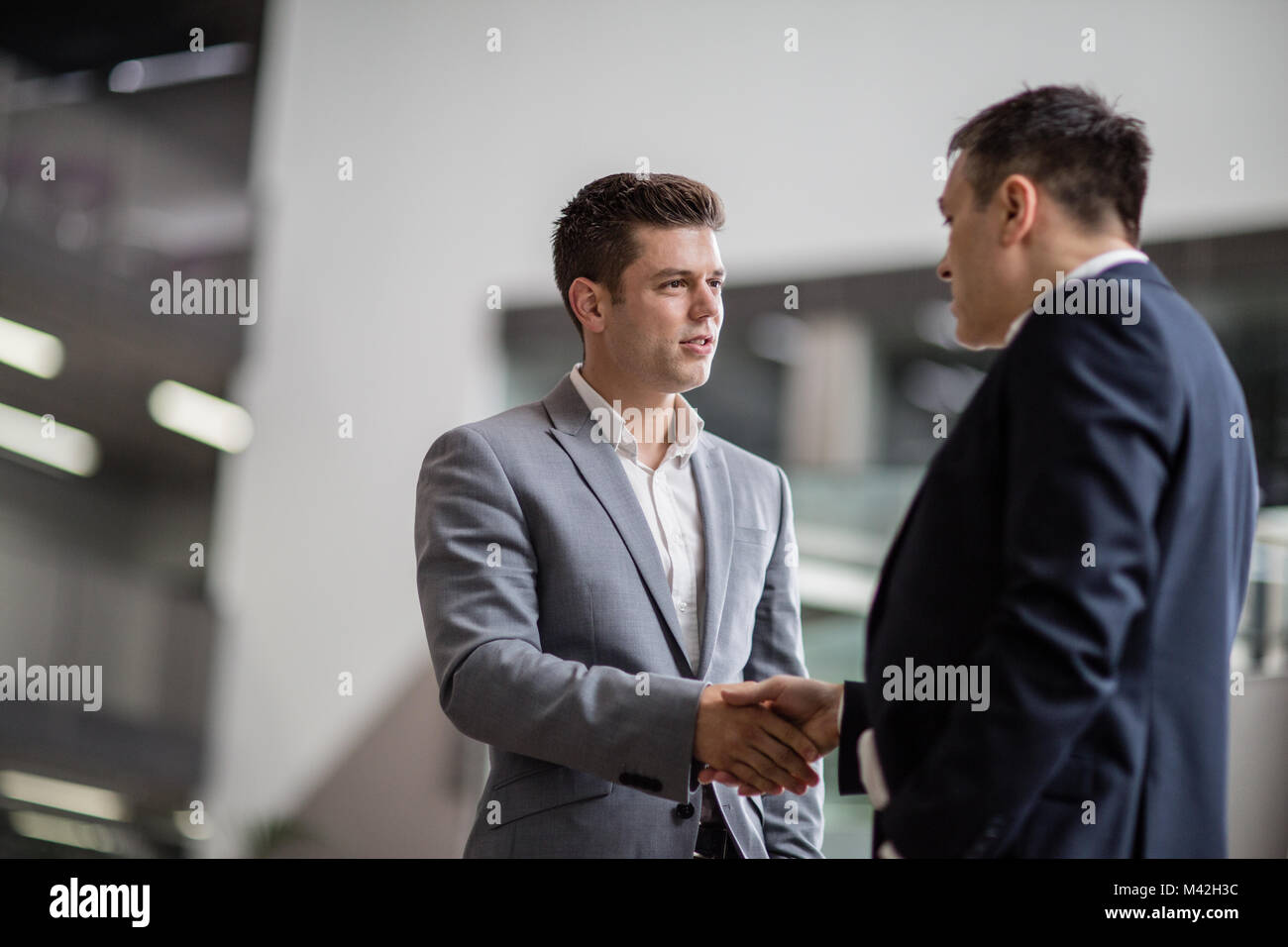 Unternehmer die Hände schütteln in einem Corporate Office Stockfoto