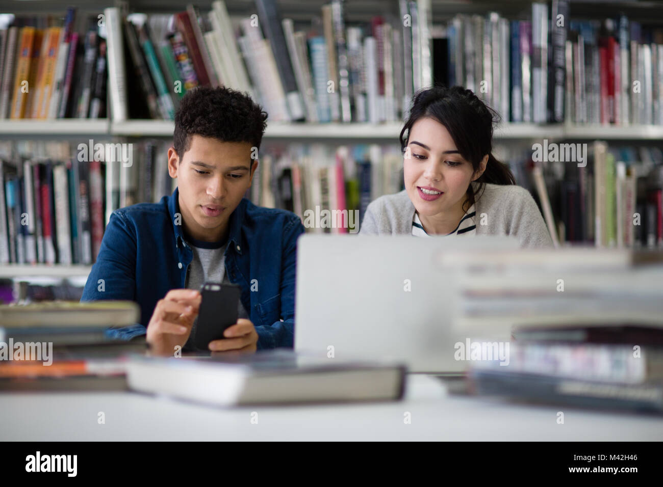 Studenten arbeiten zusammen in Bibliothek Stockfoto