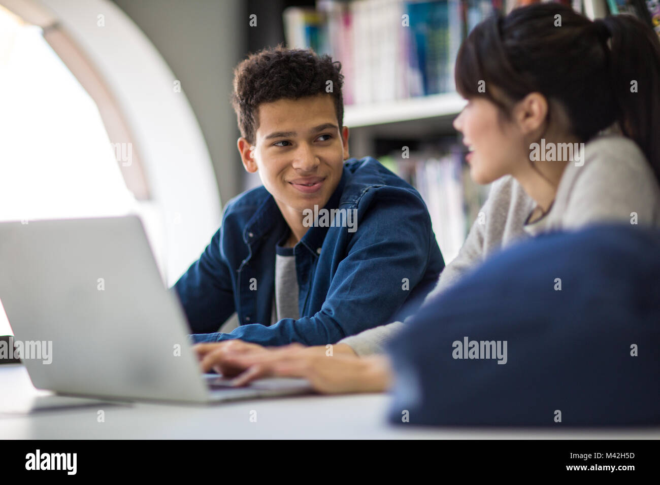 Studenten arbeiten zusammen in Bibliothek Stockfoto