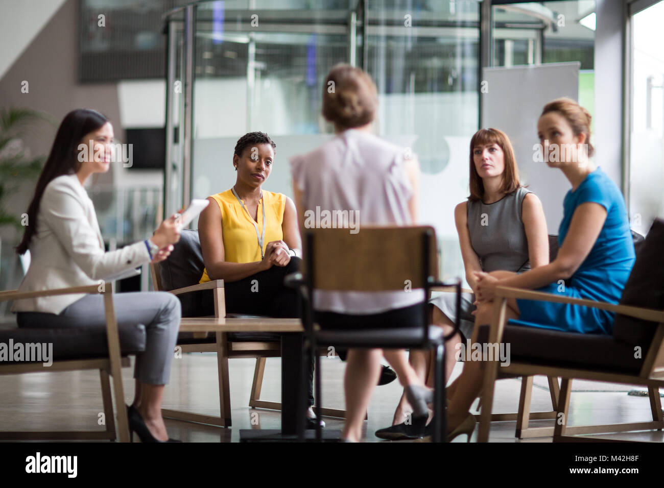 Gruppe von Unternehmerinnen in einem Meeting Stockfoto