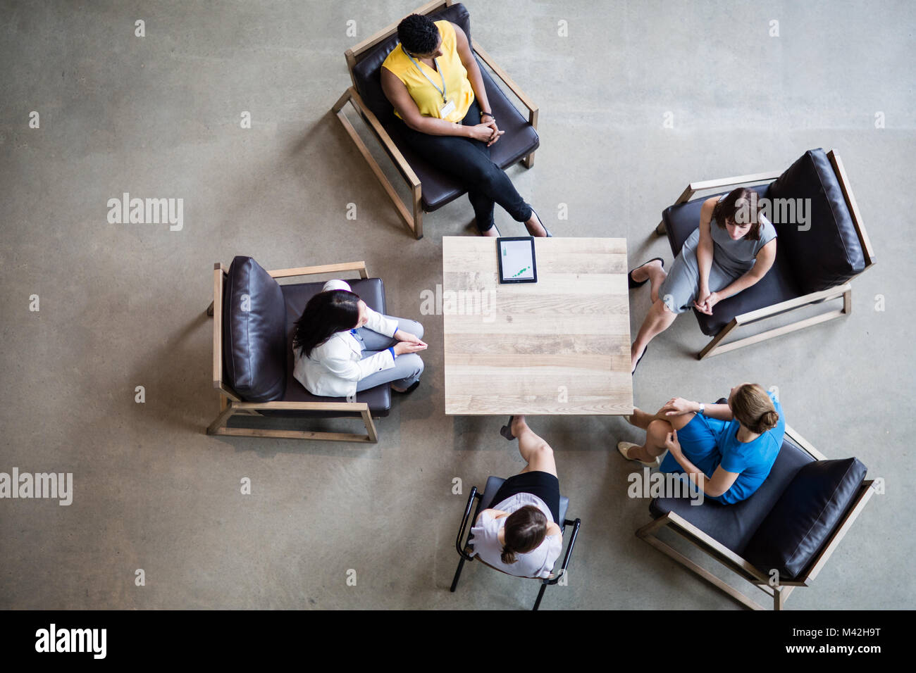 Overhead shot der Gruppe von Unternehmerinnen in einem Meeting Stockfoto