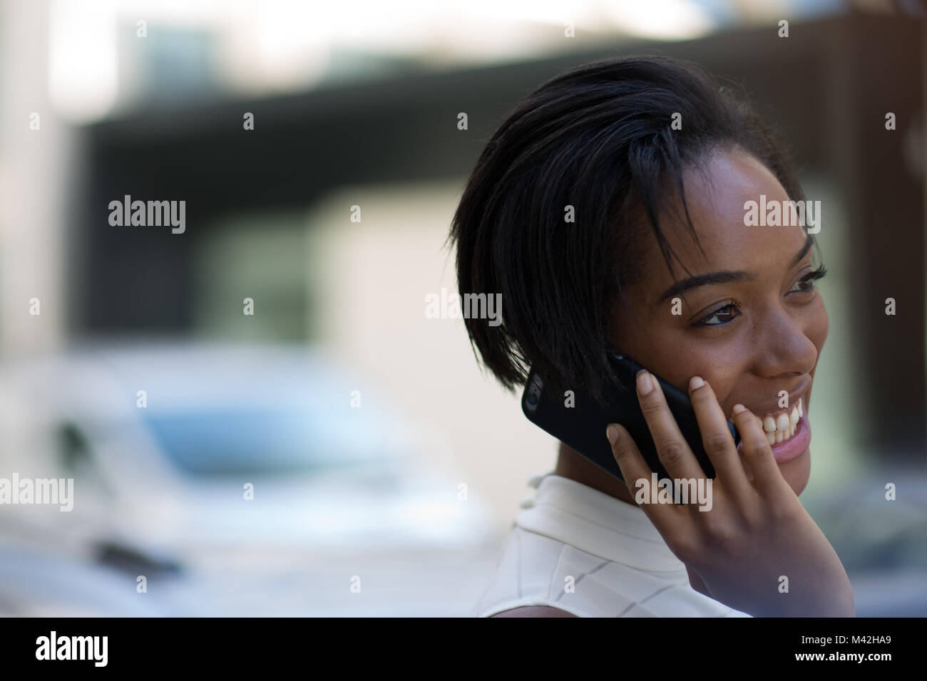 Geschäftsfrau auf dem Weg mittels Smartphone zu arbeiten Stockfoto