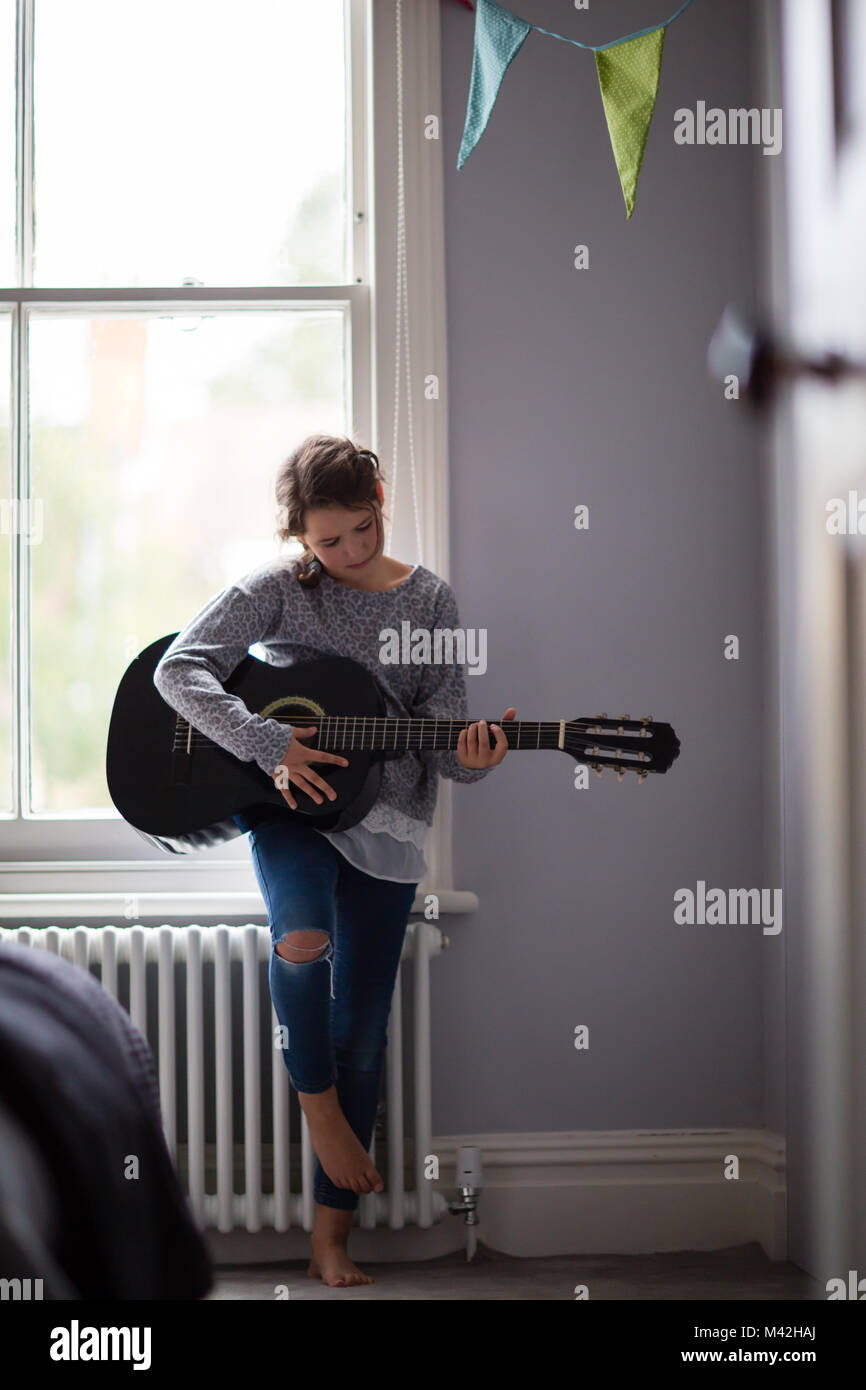 Mädchen spielen eine ukulele Stockfoto