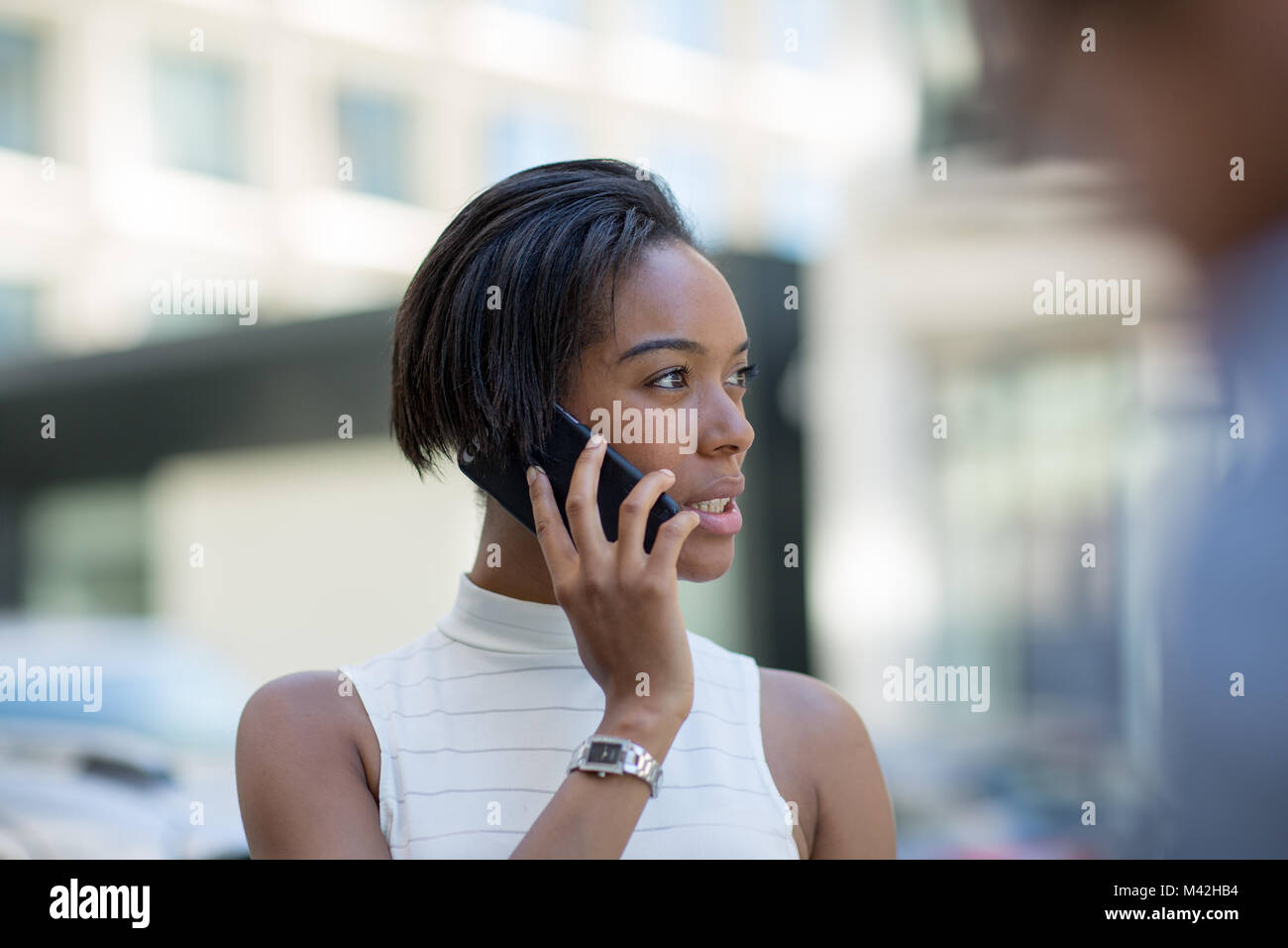 Geschäftsfrau auf dem Weg mittels Smartphone zu arbeiten Stockfoto