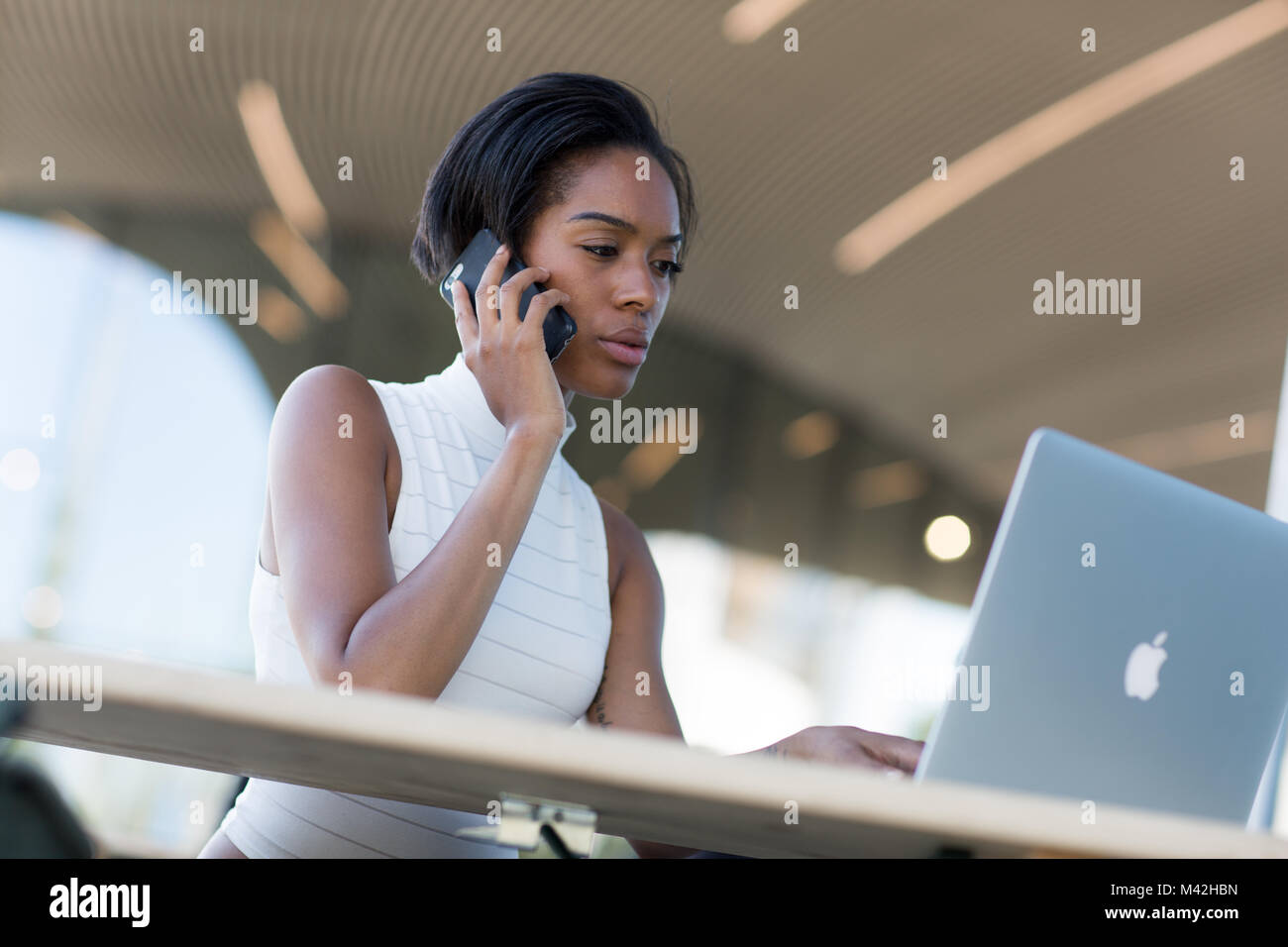 Geschäftsfrau arbeiten im Café Stockfoto