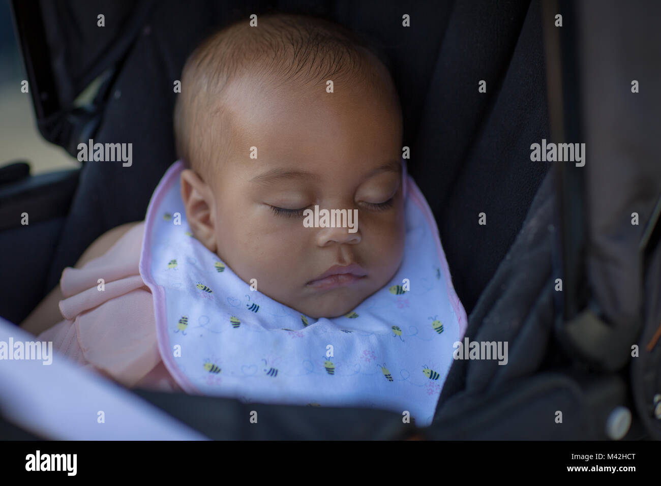 Baby schlafend in Kinderwagen Stockfoto