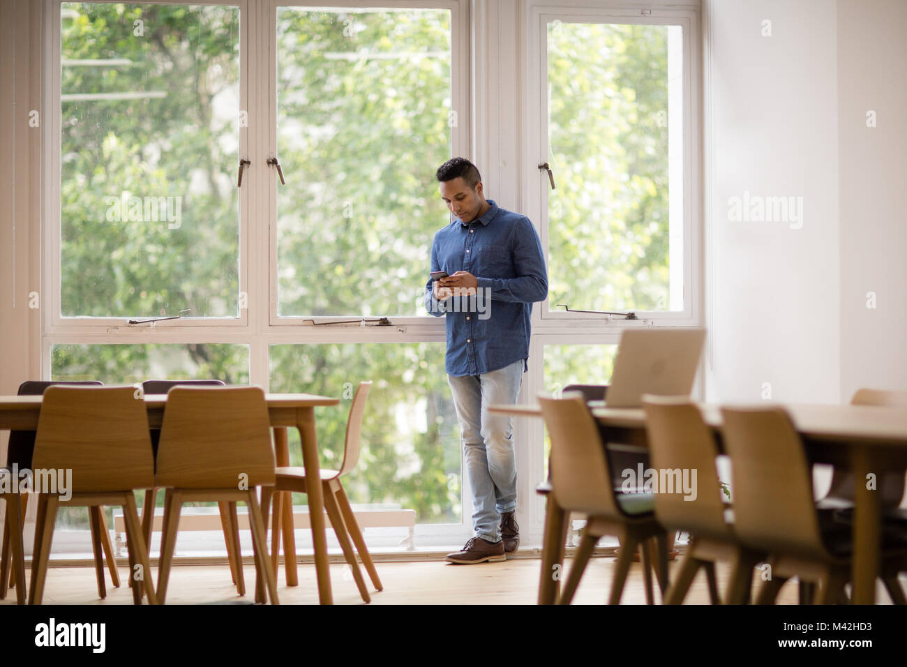 In der leeren Büro Geschäftsfrau am Smartphone suchen Stockfoto