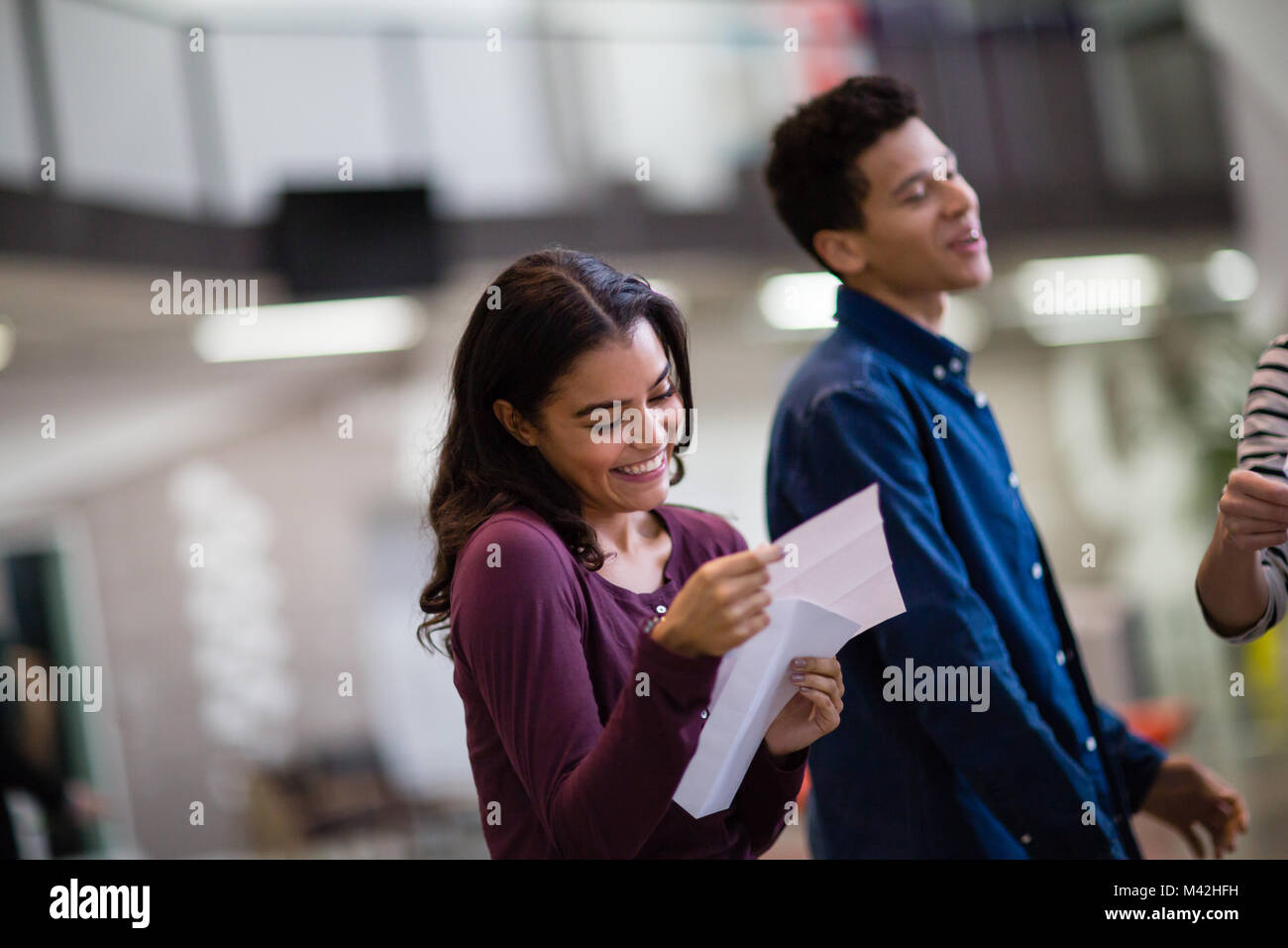 Student Eröffnung der Prüfungsergebnisse Stockfoto