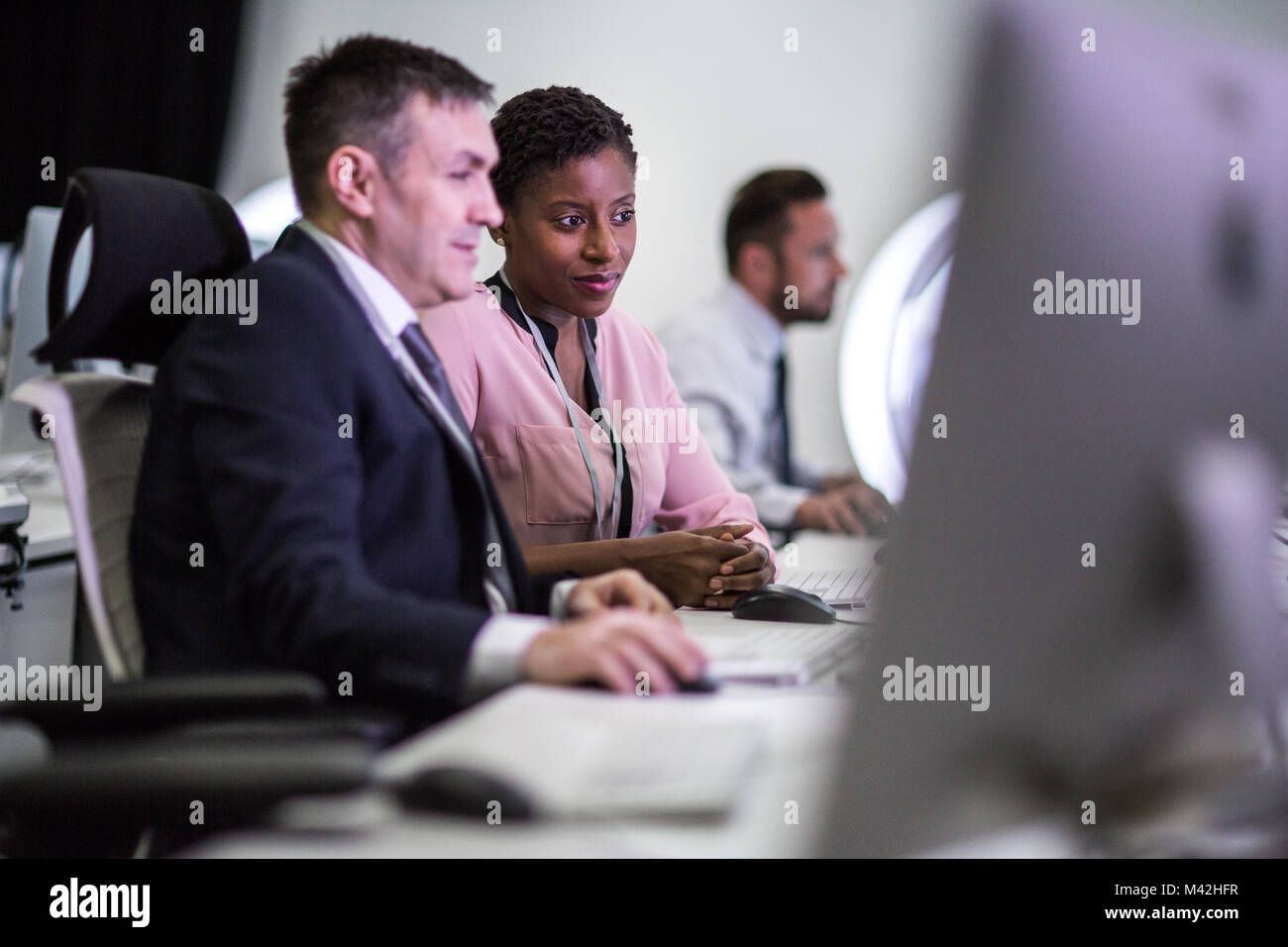 Kollegen in einem Büro auf einem Bildschirm zusammen Stockfoto