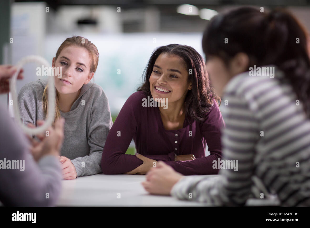 Studenten an einem 3D-Modell suchen Stockfoto