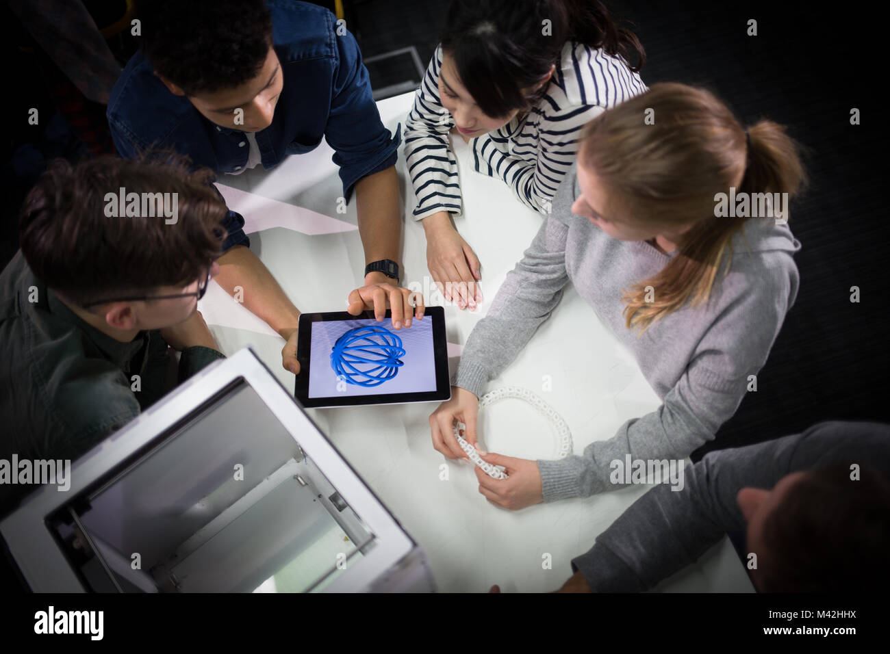 Gruppe von Studenten an Design für 3D Drucker suchen Stockfoto