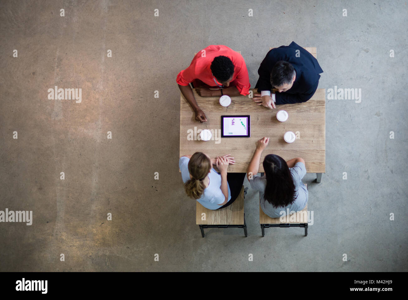 Overhead shot von einem Team mit einem digitalen Tablette in eine geschäftliche Besprechung Stockfoto