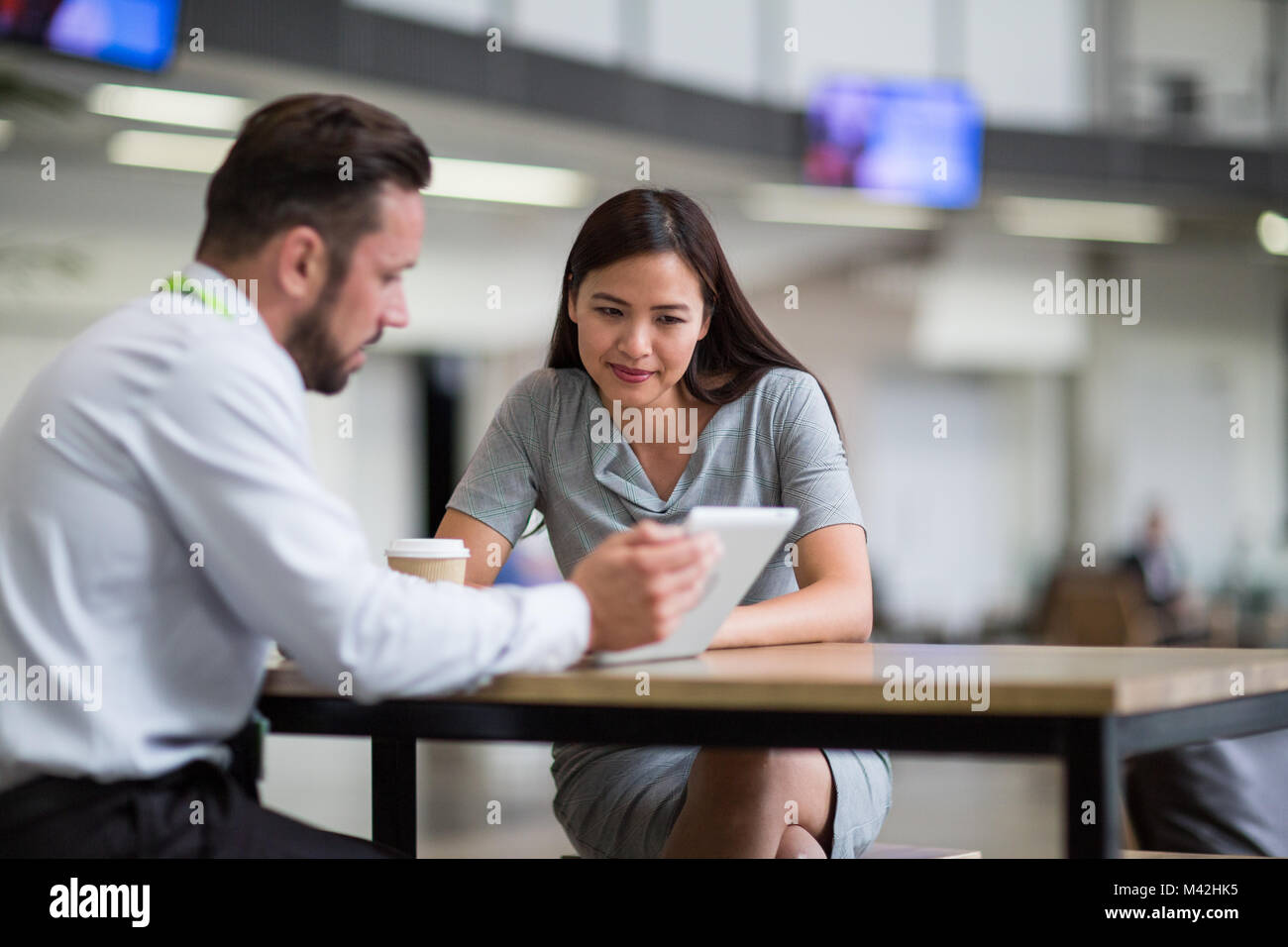 Geschäftsfrau Abhören einer Präsentation Stockfoto