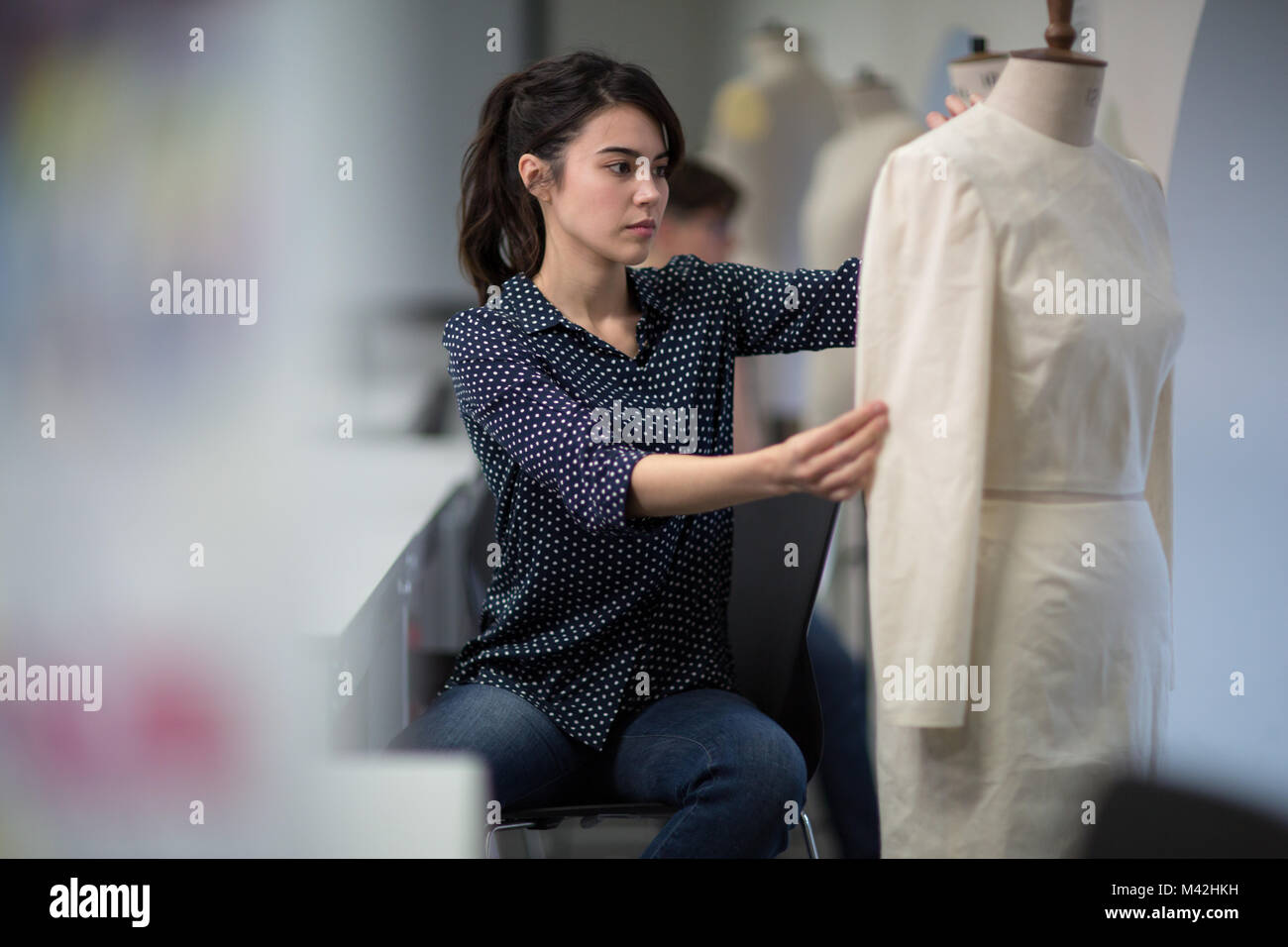 Mode Schüler arbeiten an einem Design Stockfoto