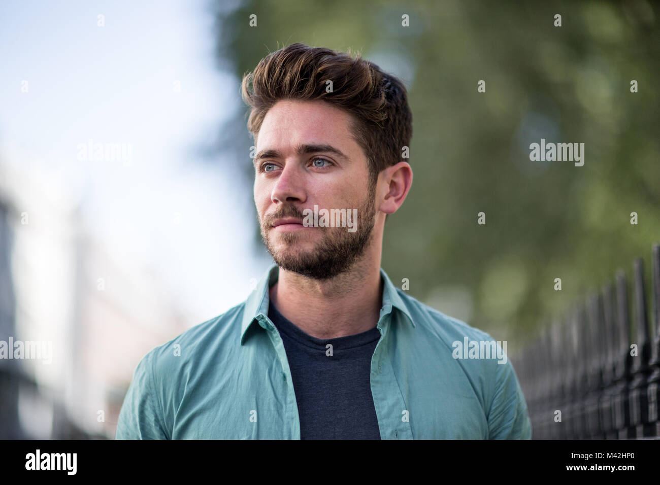 Junge Erwachsene zu Fuß die Straße runter Stockfoto