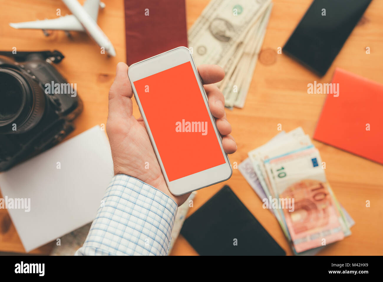 Business Travel App für Handy mock up Leinwand, Overhead Ansicht der männlichen Geschäft Person hand Smartphone mit leeren Bildschirm als Kopie Raum Stockfoto