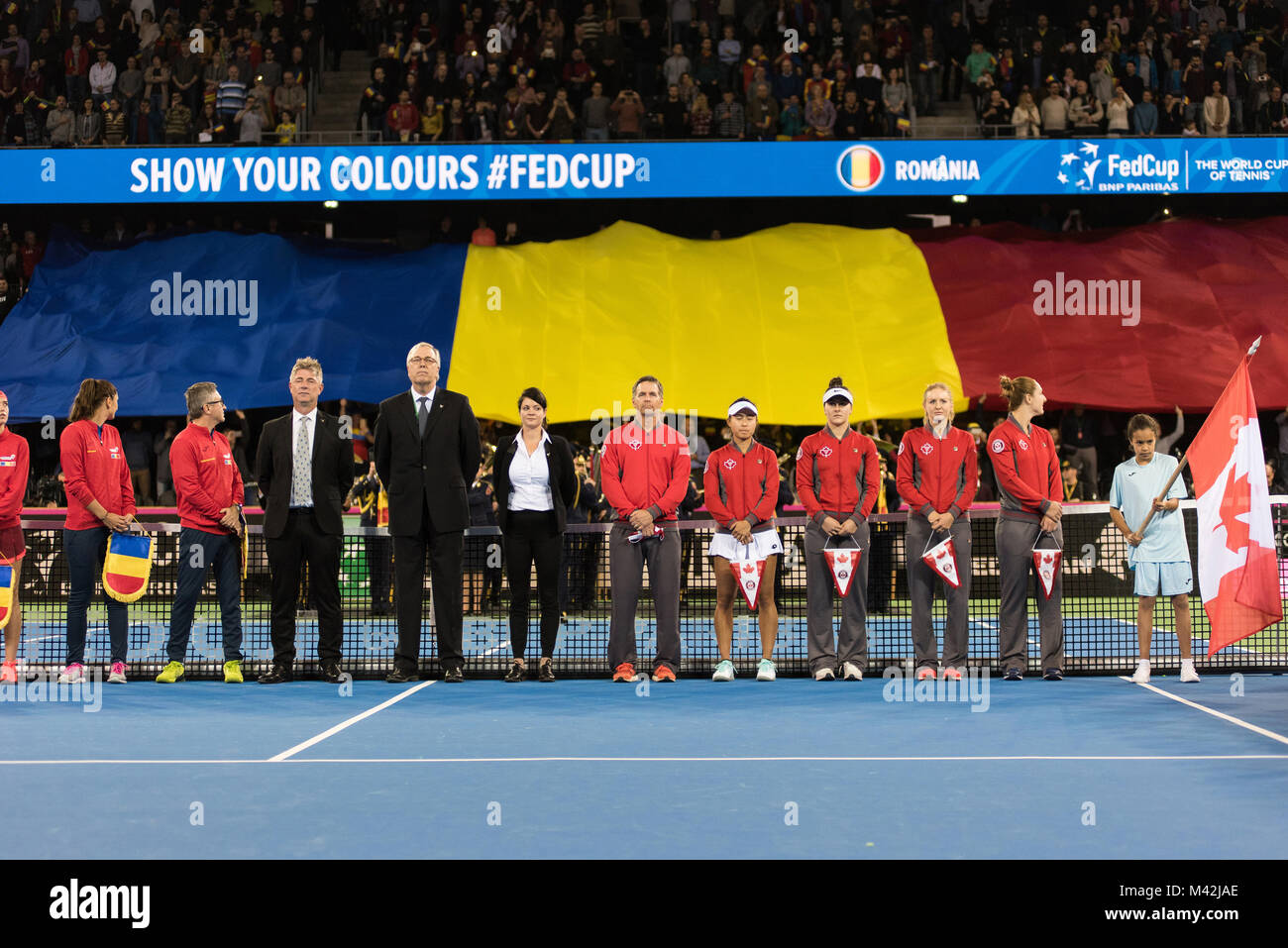 CLUJ Napoca, Rumänien - 10. FEBRUAR 2018: Die National Tennis Teams von Rumänien und Kanada Betreten der Spielfläche während der Eröffnungsfeier der Fed Cu Stockfoto